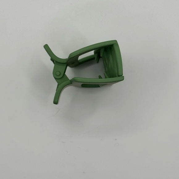 Prose Matte Green Hair Claw Clip - Picture 3 of 6